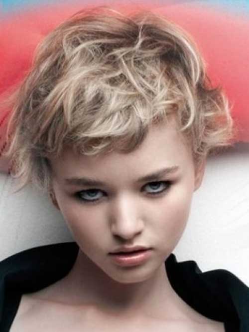 Blonde Wavy Messy Cute Short Hairstyle for Round Faces