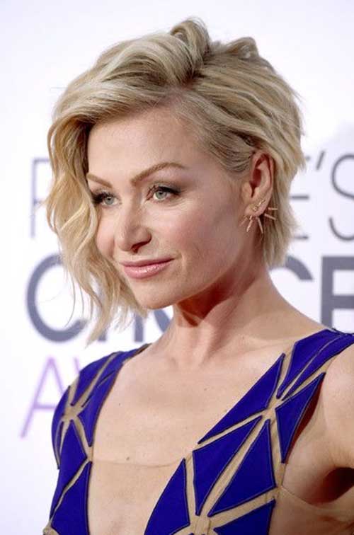 Short Pixie Wavy Hairdoes for Middle Age Women